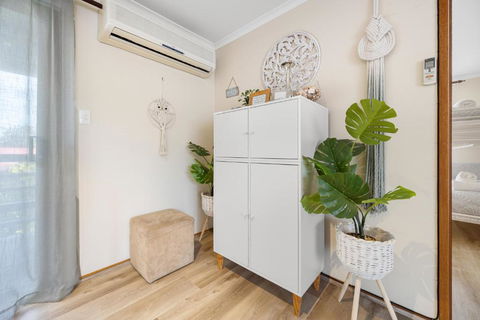 INVERLOCH - 2 Separate Houses In One! - Melbourne Tourism 3
