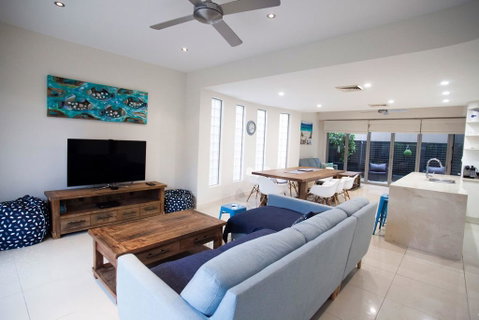 Alexandra Headland Luxury Townhouse - Melbourne Tourism 1