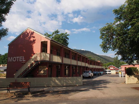 Alpine Hotel Bright - Melbourne Tourism 0