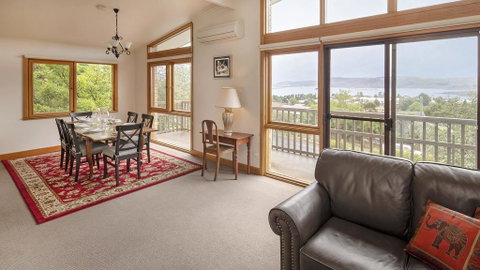 Alpine House - Views Over Lake Jindabyne And The Snowy Mountains - Melbourne Tourism 1