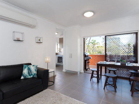 Amanda Court 2/1 Weatherly Cl - Renovated Unit With Aircon, Wifi And Close To The Beach - Melbourne Tourism 2