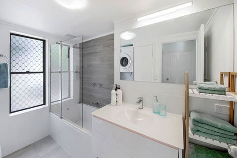 Amazing Modern Apartment On The Canal - Melbourne Tourism 3