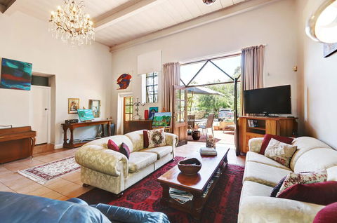 Arty Warehouse Apartment - Stroll To South Beach - Melbourne Tourism 0