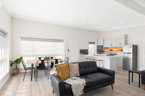 Luxury Apartments And Motel Rooms - Free Wifi - Close To Beach - Melbourne Tourism 0