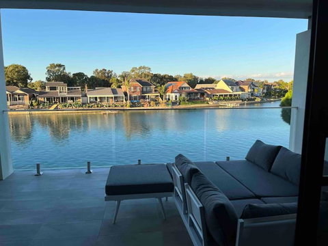 Luxury On The Lake - Melbourne Tourism 0