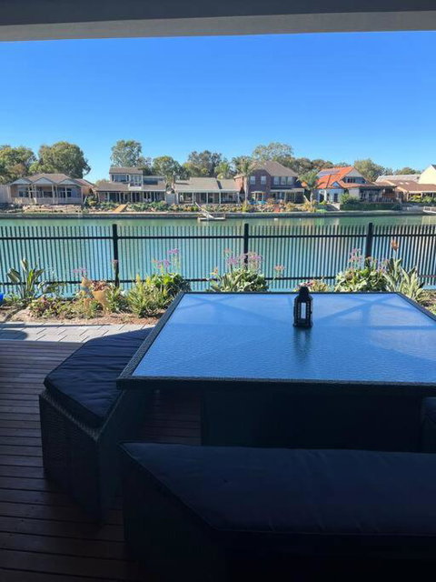 Luxury On The Lake - Melbourne Tourism 1