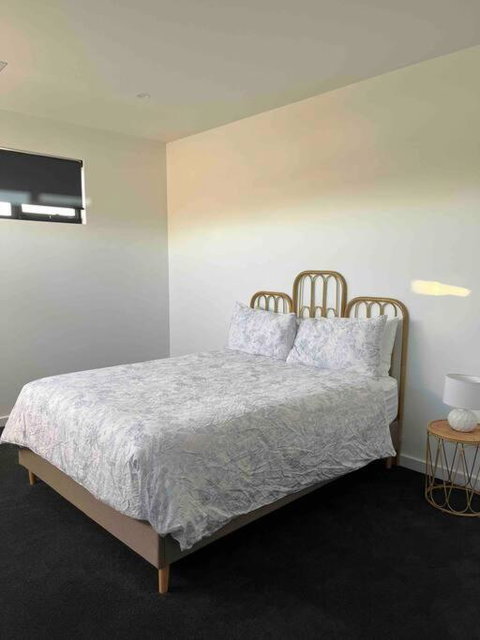 Luxury On The Lake - Melbourne Tourism 3