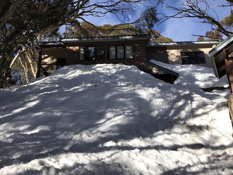 MAGNIFICENT SKIING ON MOUNT BULLER - Melbourne Tourism 1