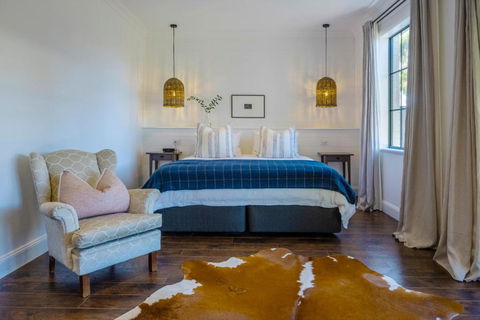 MAIN STREET RETREAT - King BRs, Comp Minibar, Breakfast Prov, Fireplaces - Melbourne Tourism 0