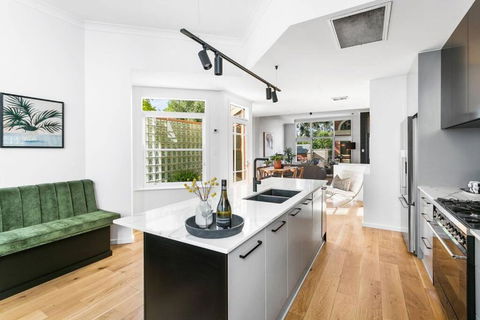 MANHATTAN STYLE 3 STORY LUXURY IN ST PETERS - Melbourne Tourism 0