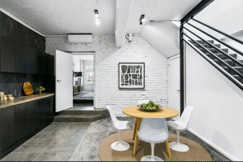 MANHATTAN STYLE 3 STORY LUXURY IN ST PETERS - Melbourne Tourism 1