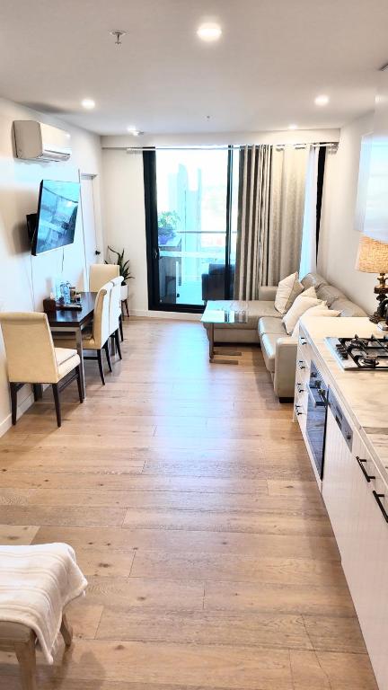 M-city Shopping Center Apartment - Executive Twin King Ensuites - Fully Equipped - Free Parking, Fast Wifi, Smart TV, Netflix, Complementary Drinks & Amenities - Clayton 3168 - Melbourne Tourism 3
