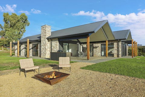 Mayple Peaks - Melbourne Tourism 0