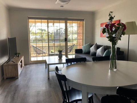 Modern 2BR Apartment With Parking - Melbourne Tourism 0