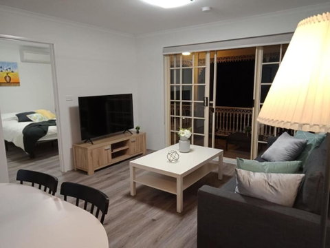 Modern 2BR Apartment With Parking - Melbourne Tourism 1