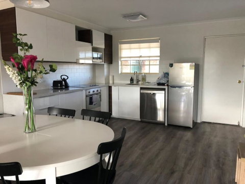 Modern 2BR Apartment With Parking - Melbourne Tourism 2
