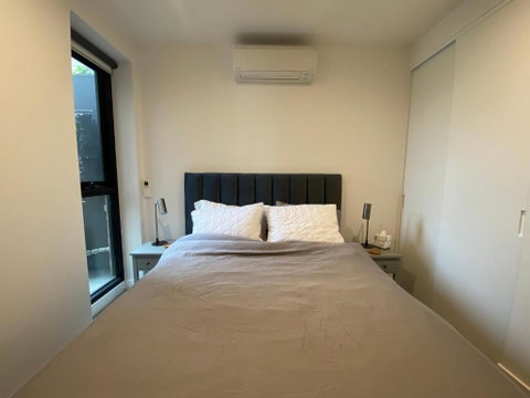 Modern 1 Bedroom Apartment In Brunswick East Near CBD - Melbourne Tourism 3