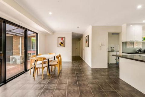 Modern Comfort Retreat 4Bed Cozy Haven W Pool - Melbourne Tourism 0