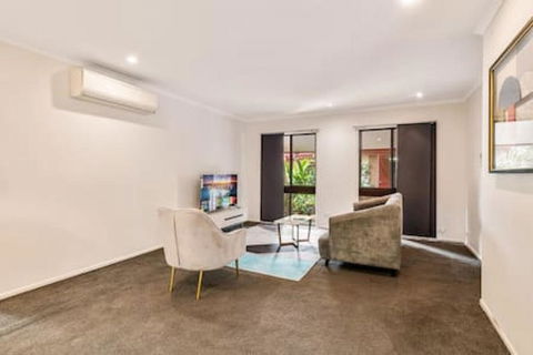 Modern Comfort Retreat 4Bed Cozy Haven W Pool - Melbourne Tourism 1