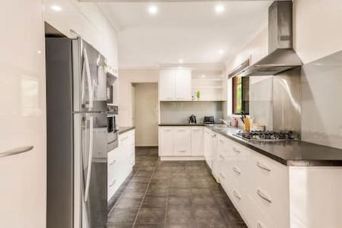 Modern Comfort Retreat 4Bed Cozy Haven W Pool - Melbourne Tourism 3