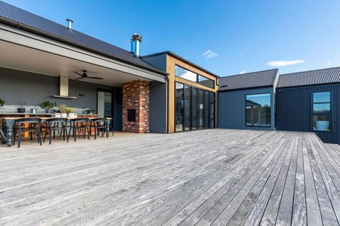 Modern Farmhouse - Melbourne Tourism 0