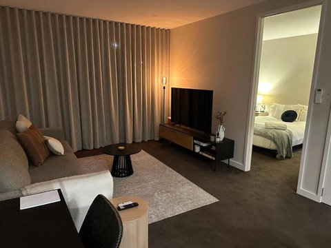 Modern Griffith Apartment - Melbourne Tourism 3