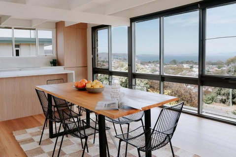 Modern Home Overlooking River - Melbourne Tourism 0