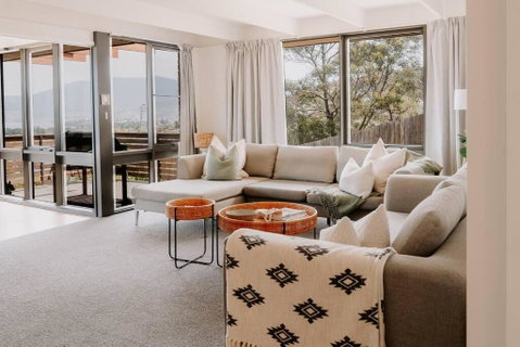 Modern Home Overlooking River - Melbourne Tourism 1