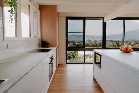 Modern Home Overlooking River - Melbourne Tourism 3