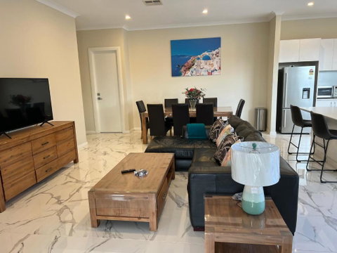 Modern House Between Airport And Sea - Melbourne Tourism 0