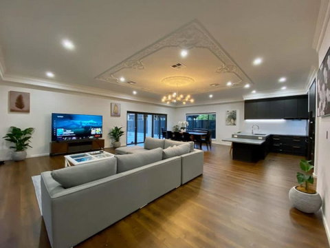 New Spacious Luxury 5 Bedroom Mansion In Unley - Melbourne Tourism 3