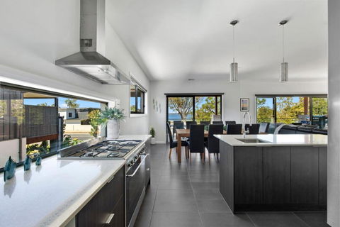 NEW - Sunrise Waters Holiday House - Melbourne Tourism 1
