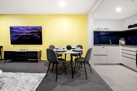 OCEAN VIEW - One Bedroom Spa Apartment - Circle On Cavill - Self Contained, Privately Managed - Melbourne Tourism 3