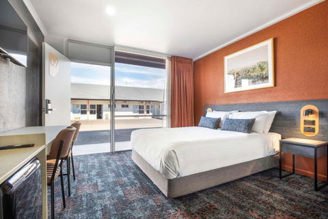 Nightcap At Horse & Jockey Hotel Warwick - Melbourne Tourism 0