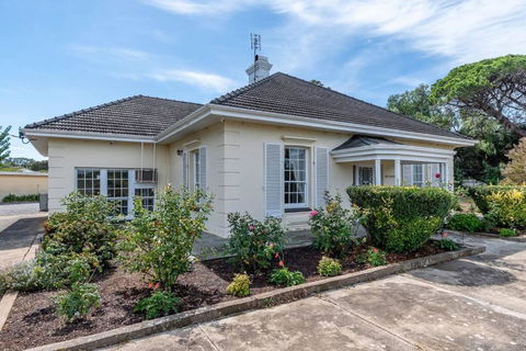 Normanville, Large Historic Three Bedroom Home - Melbourne Tourism 0