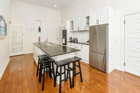 Normanville, Large Historic Three Bedroom Home - Melbourne Tourism 2