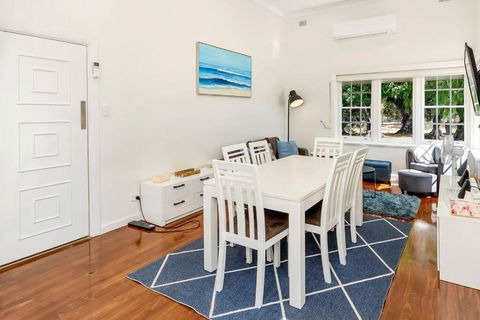 Normanville, Large Historic Three Bedroom Home - Melbourne Tourism 3