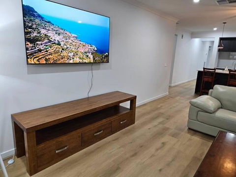 O Stylish 4 Room Oasis With 65 TV - Melbourne Tourism 0