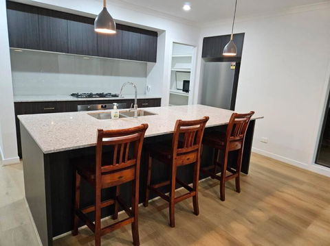 O Stylish 4 Room Oasis With 65 TV - Melbourne Tourism 2