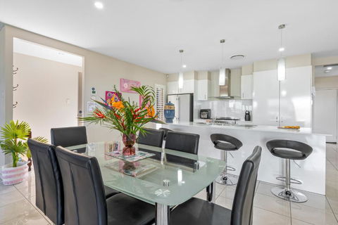 Palm Oasis Hinterland Home, Sleeps 10 With Pets - Melbourne Tourism 2
