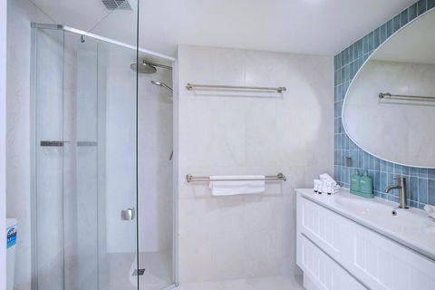 Palm Shore Escape - Elevated Beachfront Living - Melbourne Tourism 3