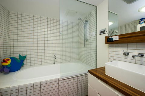 Panoramic Ocean Views 2 Bed/2 Bath Unit, Nelly Bay - Melbourne Tourism 3