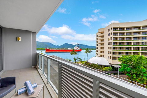 Panoramic Views At Harbour Light On The Waterfront - Melbourne Tourism 0