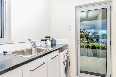 Paradise Point - Entire Home In Clarence Point, Tasmania Australia, 10 Guests 7 Bedrooms 7 Beds 3 Baths - Melbourne Tourism 3