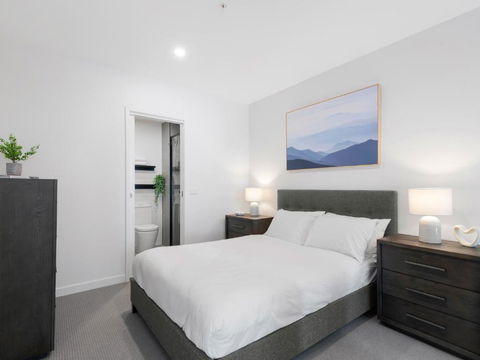 Peaceful 1-Bed Unit With A Spacious Balcony - Melbourne Tourism 1