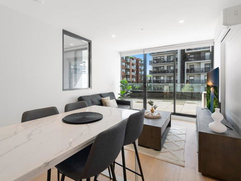 Peaceful 1-Bed Unit With A Spacious Balcony - Melbourne Tourism 3