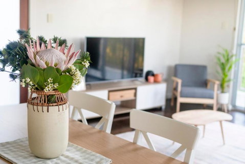 Peaceful Hills Escape: Charming 2-Story Retreat - Melbourne Tourism 3