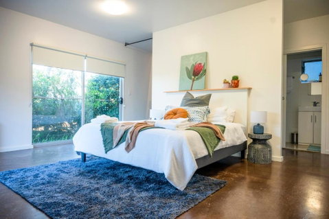Peaceful Hills Escape: Charming 2-Story Retreat - Melbourne Tourism 0
