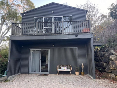 Peaceful Hills Escape: Charming 2-Story Retreat - Melbourne Tourism 1