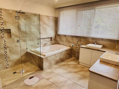 Peaceful Home In Forest - Melbourne Tourism 3